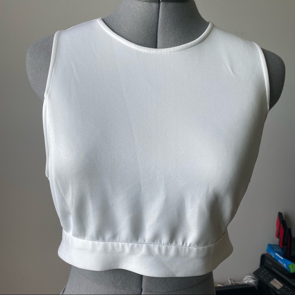 🦖 Forever 21 white zippered crop top 3/$25